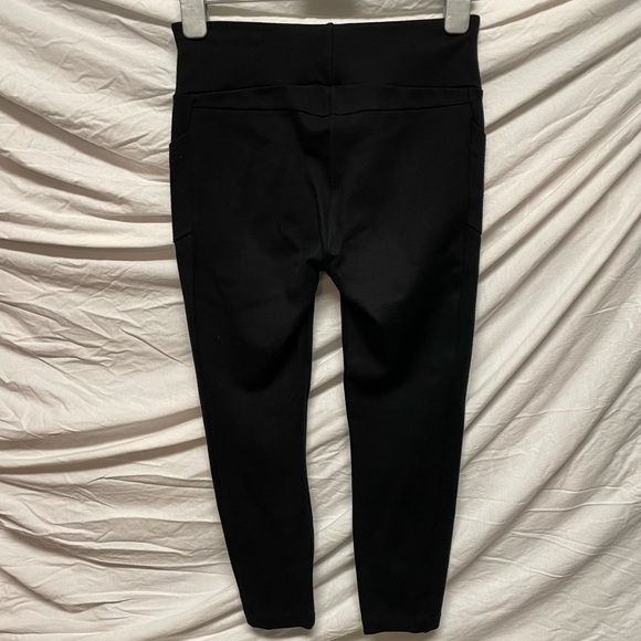 Beautiful Cabi capri leggings - Picture 2 of 4